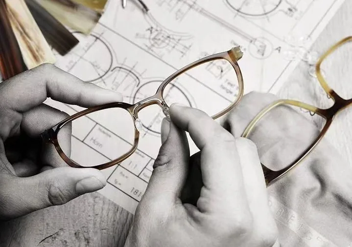 Artisan polishing eyewear manually